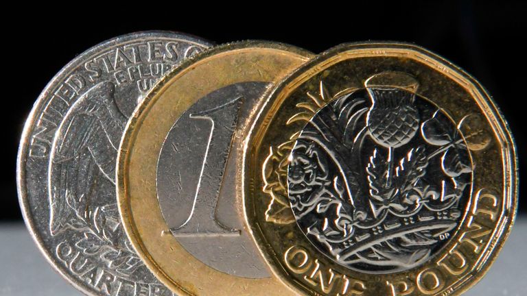 Euro 50,30 TL, sterlin 57,40 TL, dolar 42,83 TL’den işlem görüyor