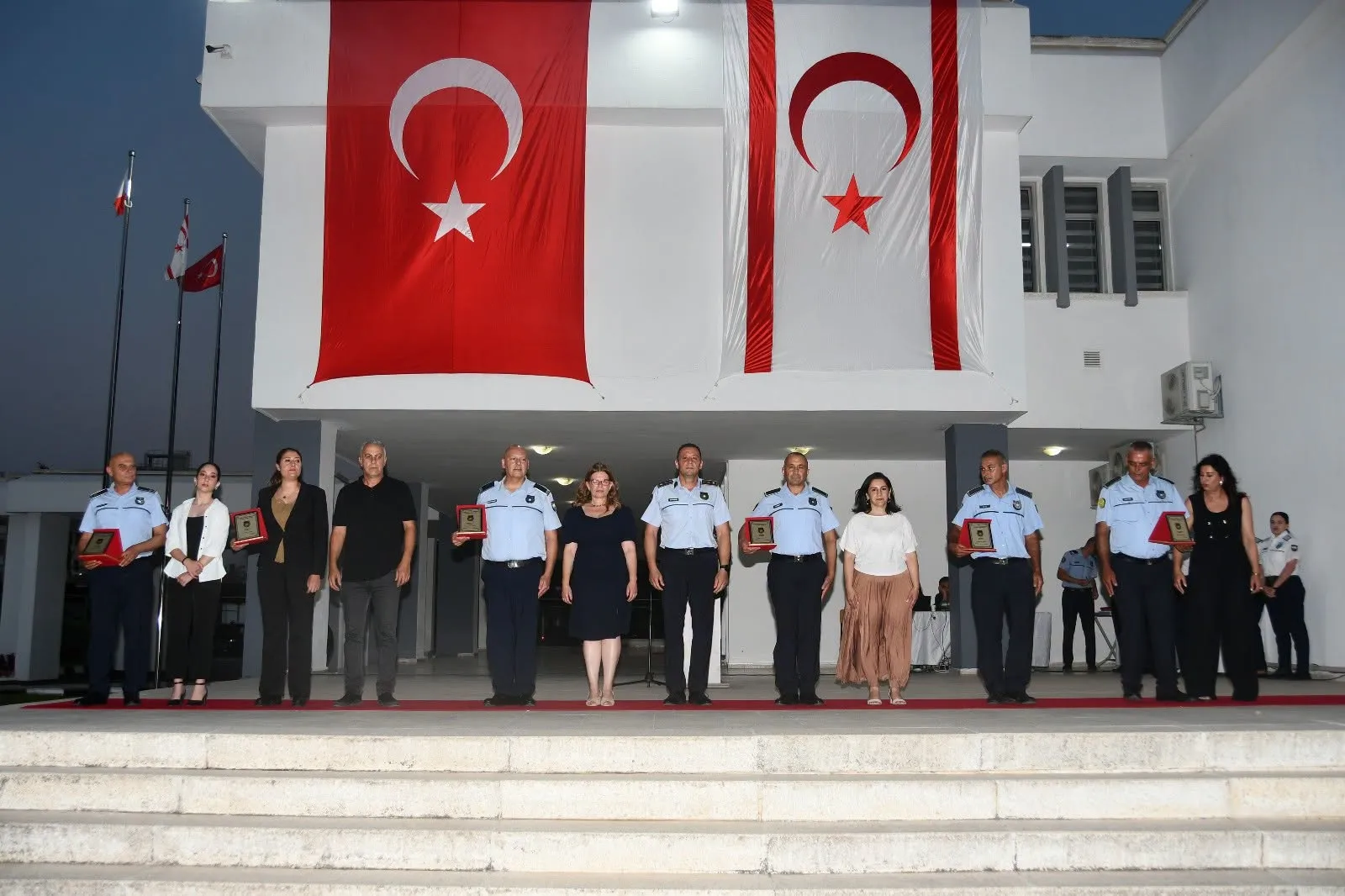 Emekli olan ve 30 hizmet yılını tamamlayan polislere plaket verildi
