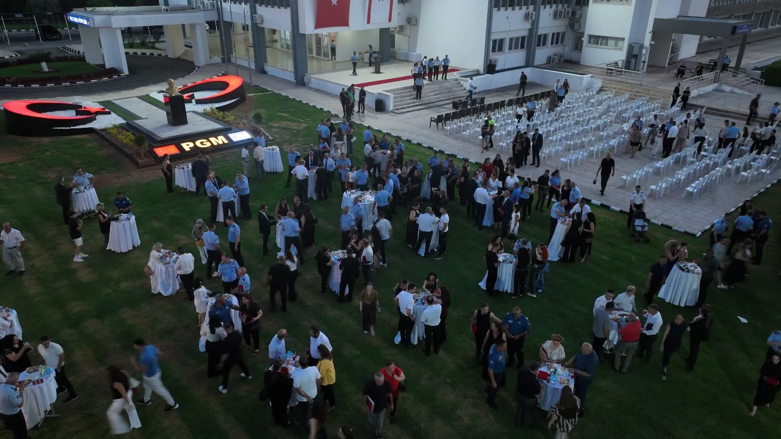 Emekli olan ve 30 hizmet yılını tamamlayan polislere plaket verildi