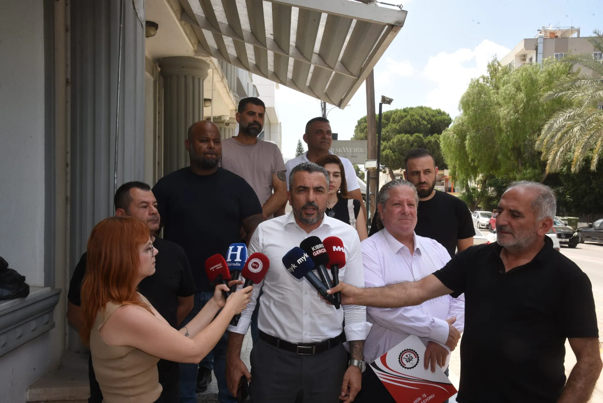 HÜR-İŞ Çalışma ve Sosyal Güvenlik Bakanlığı önünde basın açıklaması yaparak asgari ücret masasının kurulmasını talep etti