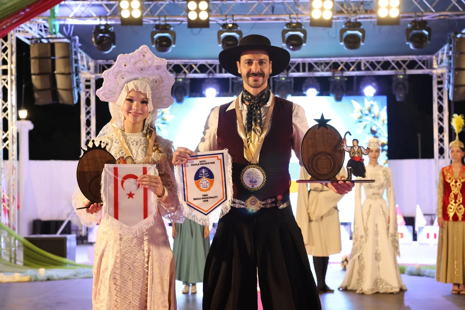 İskele’de dün akşam kostüm defilesi yapıldı…Festival Güzelleri seçildi