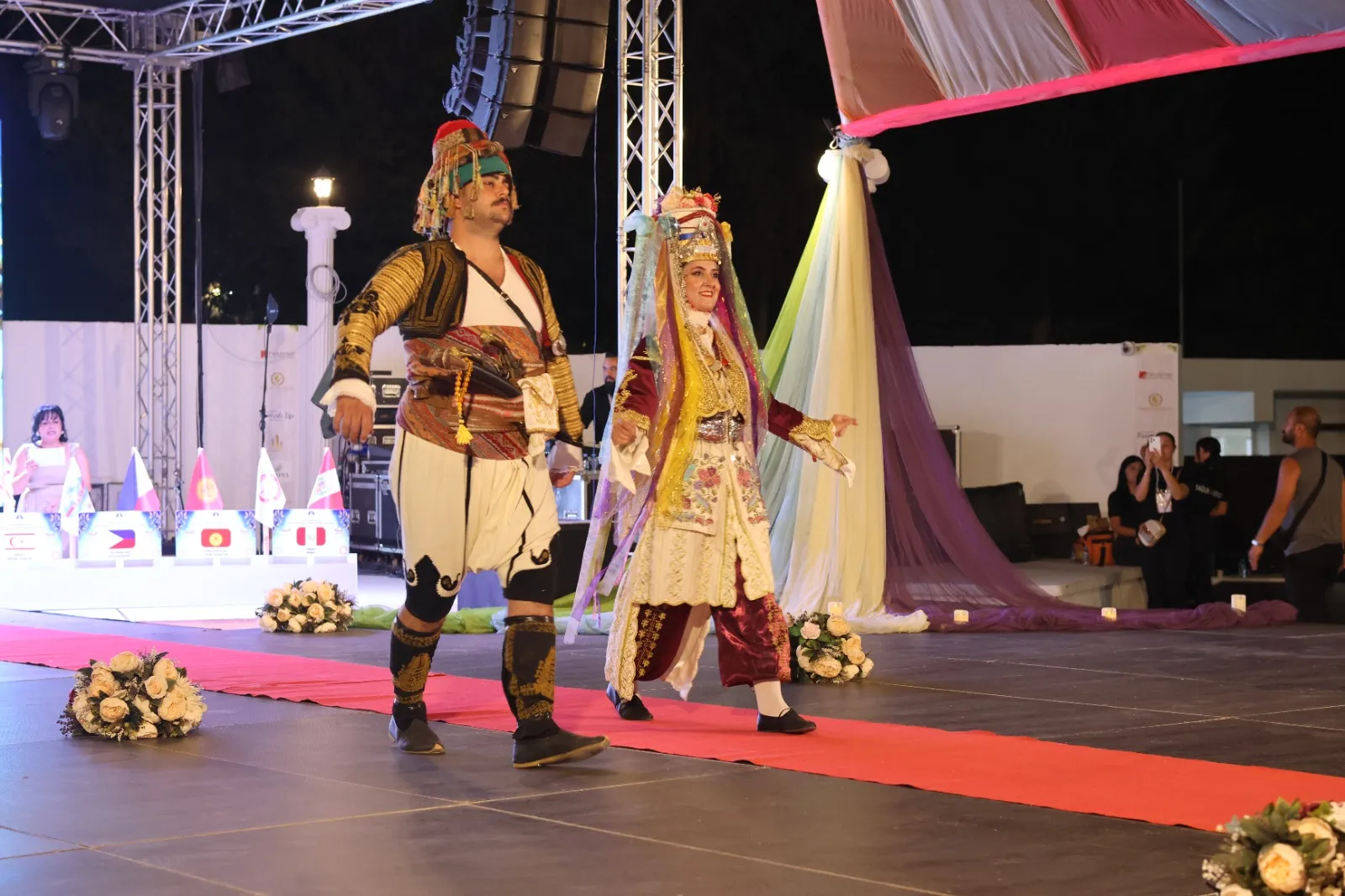 İskele’de dün akşam kostüm defilesi yapıldı…Festival Güzelleri seçildi