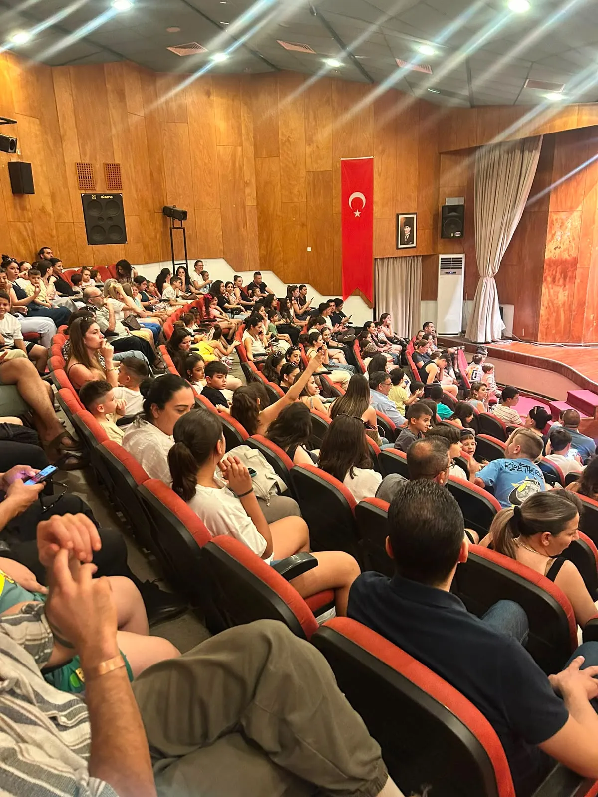 Kıbrıs Türk Devlet Tiyatroları “Sevdalı Bulut” isimli oyunu sahneledi
