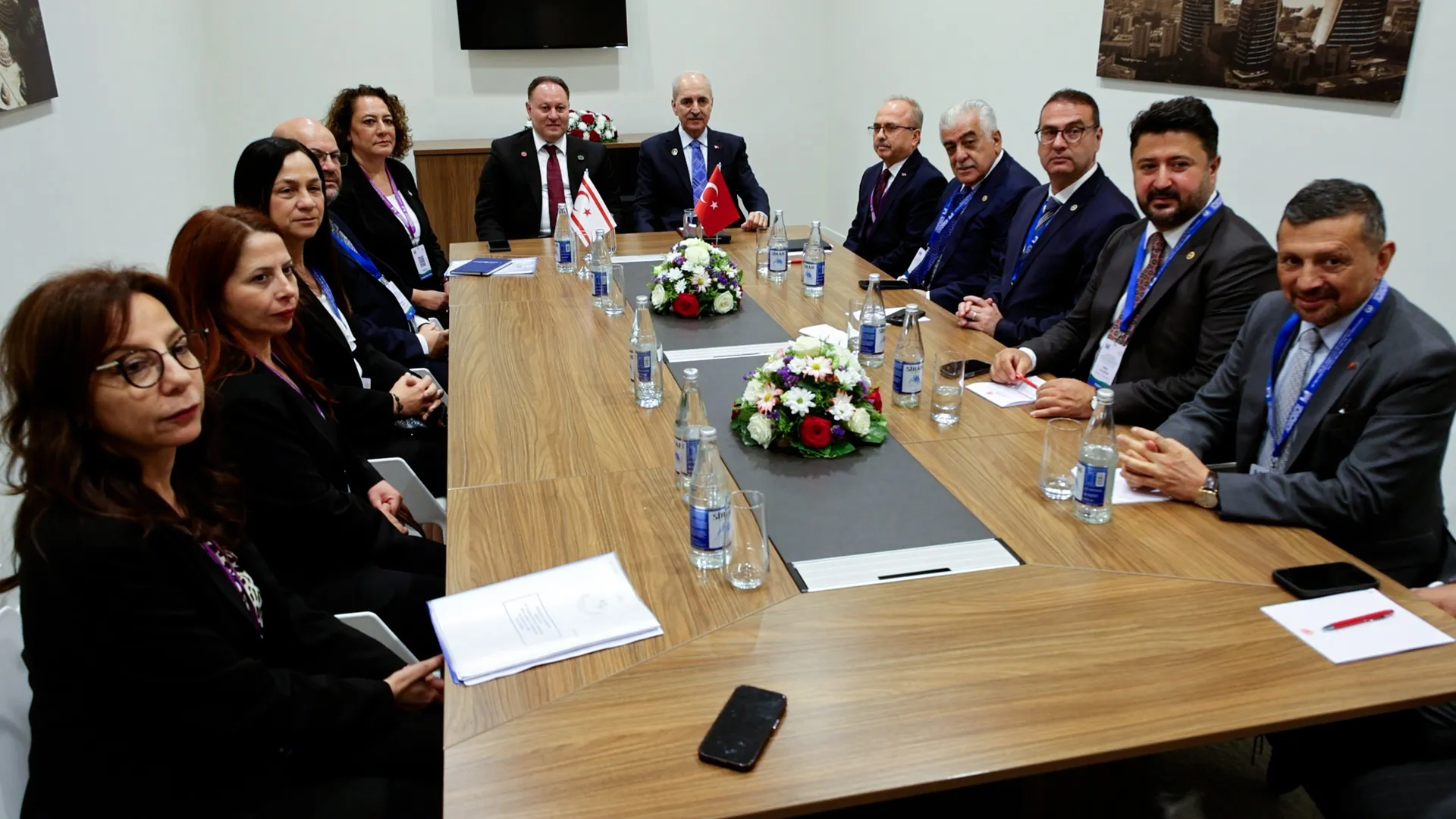 Meclis Başkanı Öztürkler, Bakü’de TBMM Başkanı Kurtulmuş ile görüştü