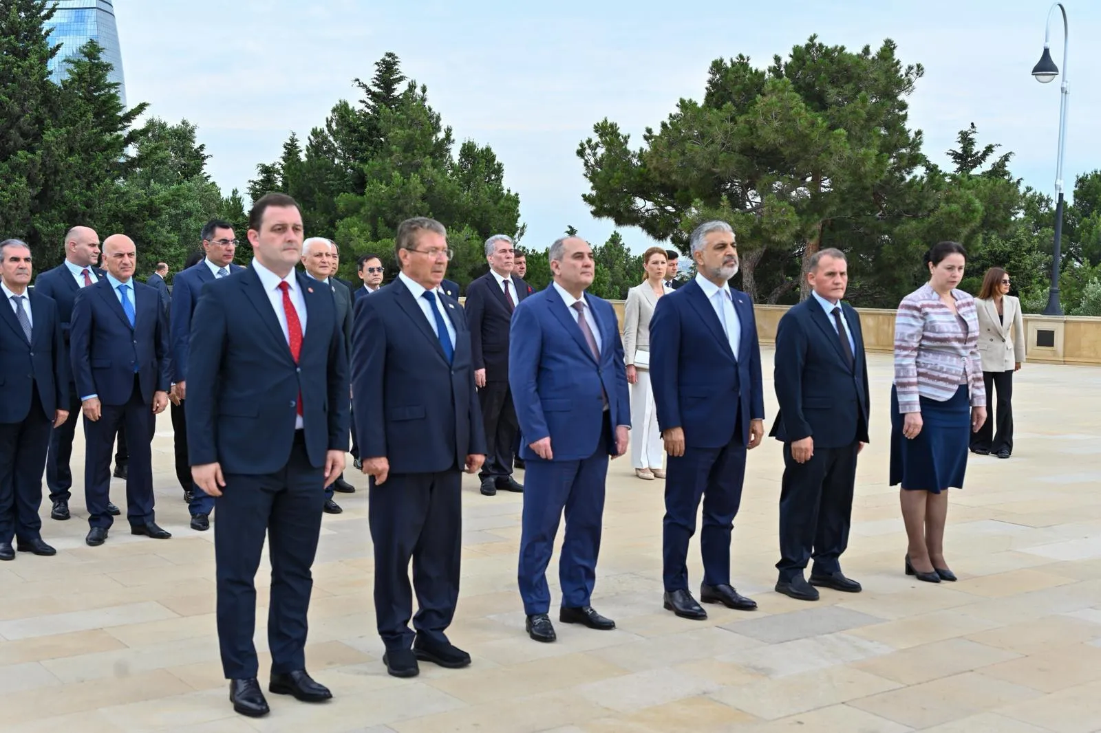 Üstel, Haydar Aliyev’in anıt mezarını ziyaret etti