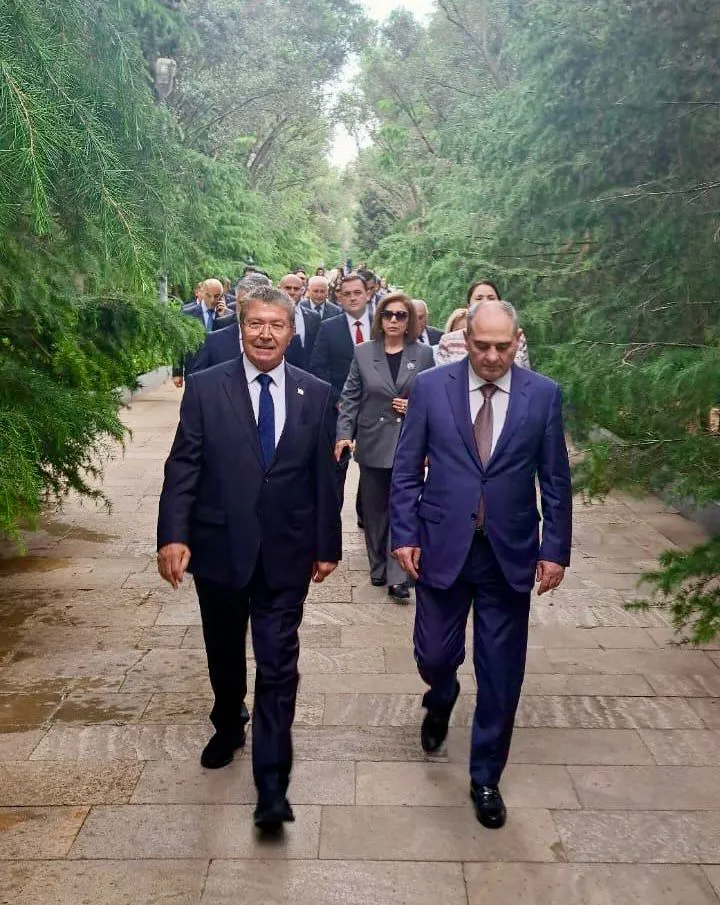 Üstel, Haydar Aliyev’in anıt mezarını ziyaret etti