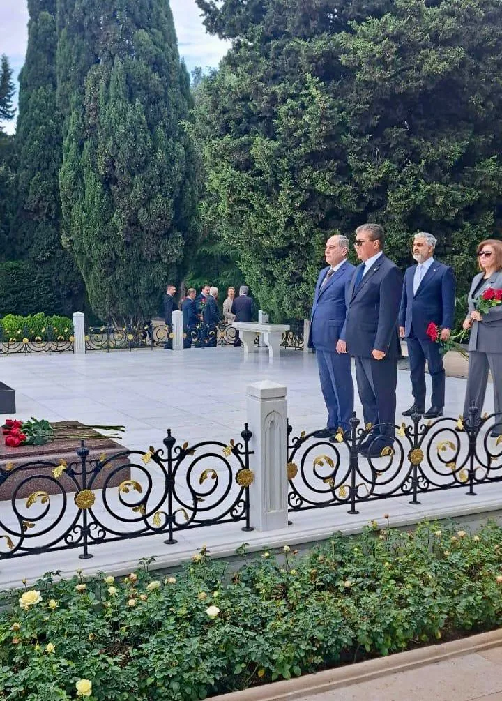 Üstel, Haydar Aliyev’in anıt mezarını ziyaret etti