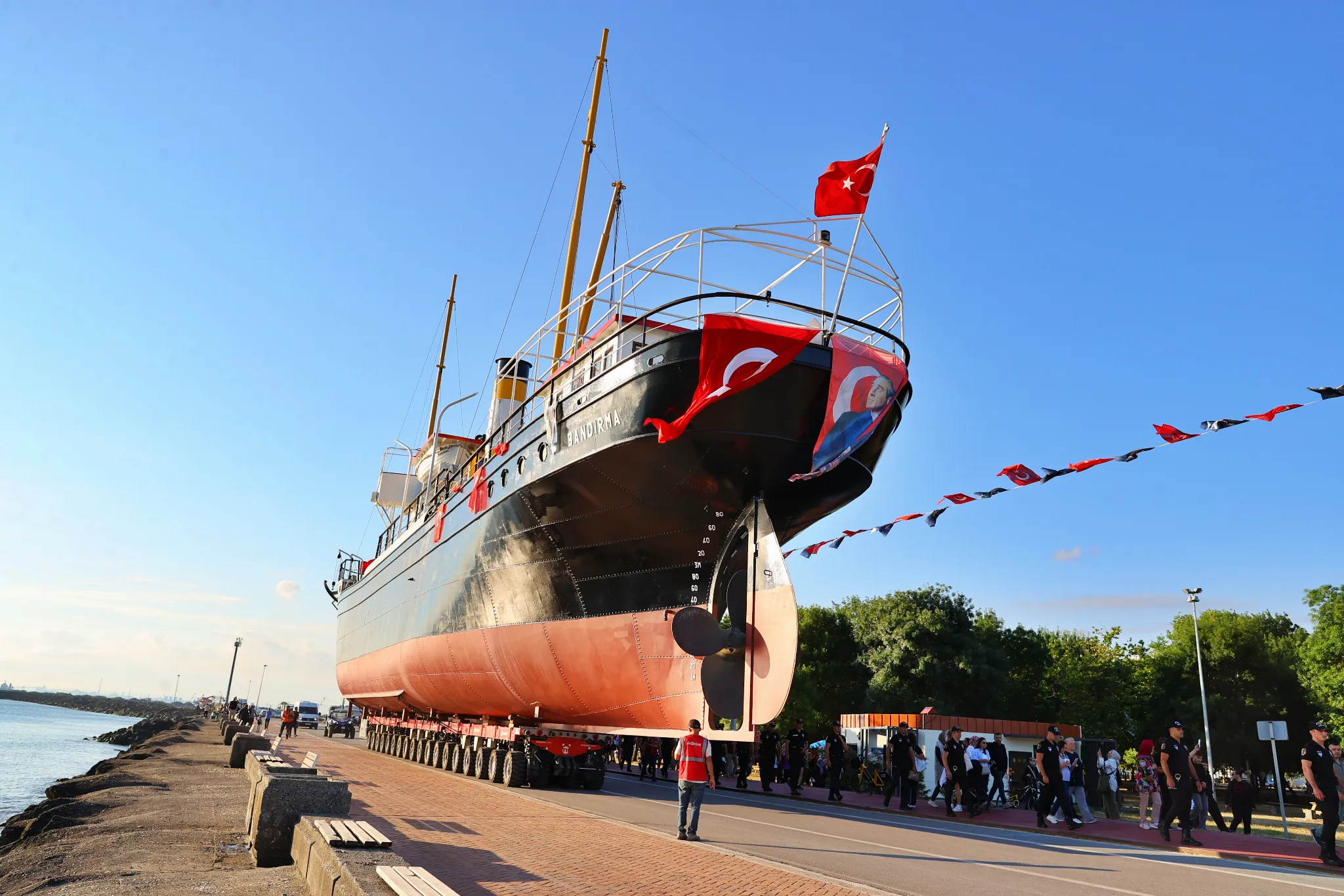Bandırma Gemi Müzesi karadan yürütülerek İstiklal Meydanı'na taşındı