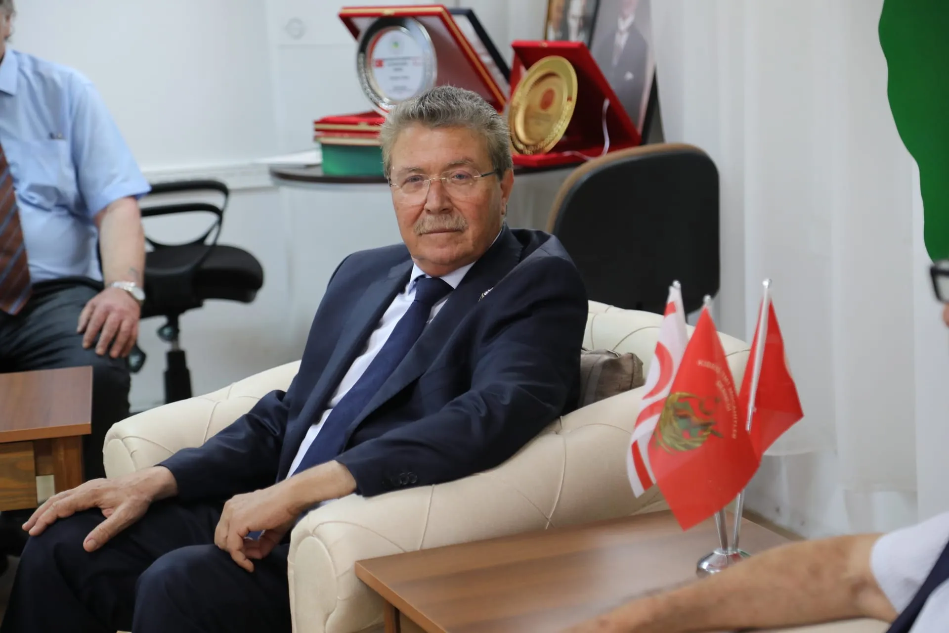 Başbakan Üstel, Kıbrıs TMT Mücahitler Derneği'ni ziyaret etti