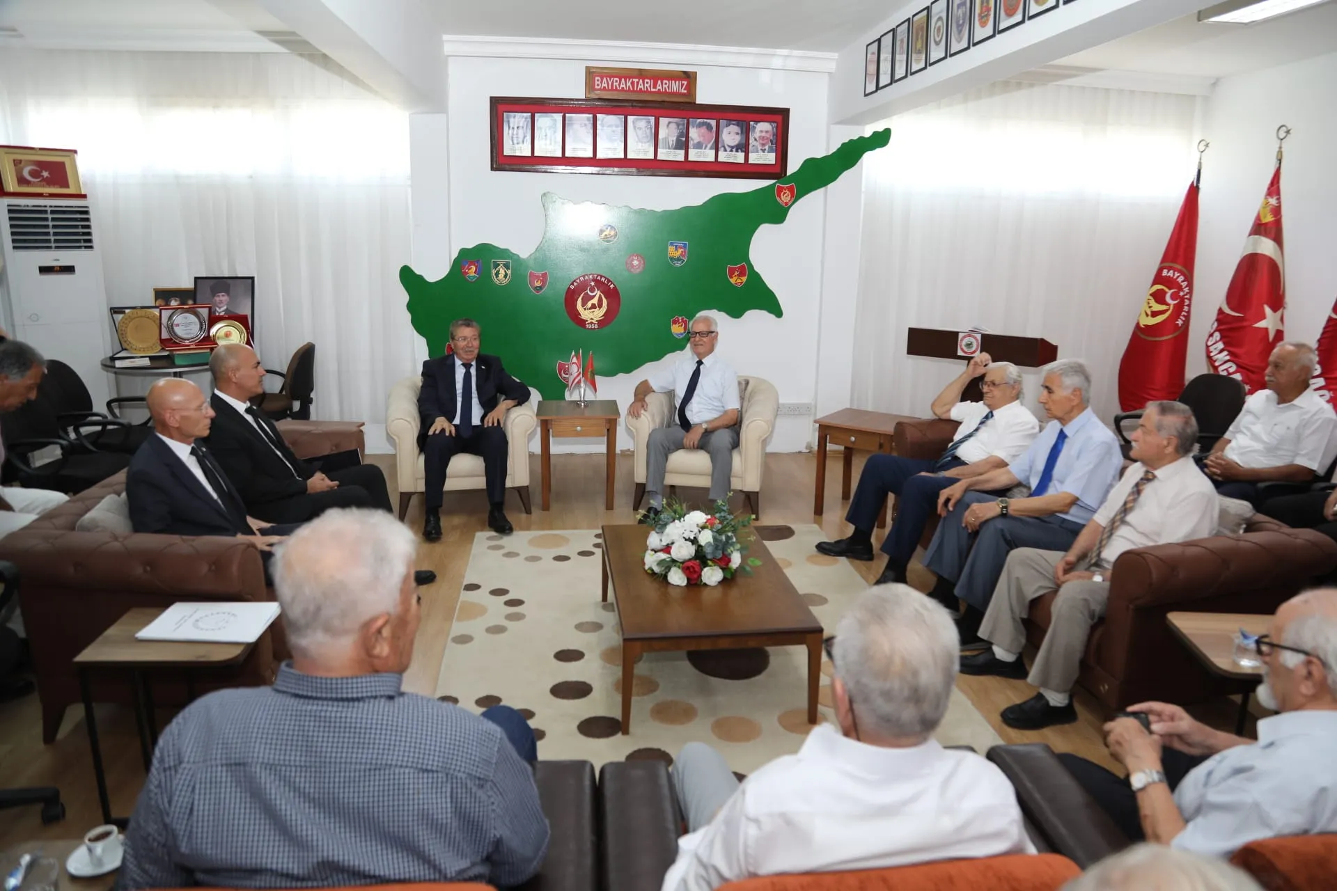 Başbakan Üstel, Kıbrıs TMT Mücahitler Derneği'ni ziyaret etti