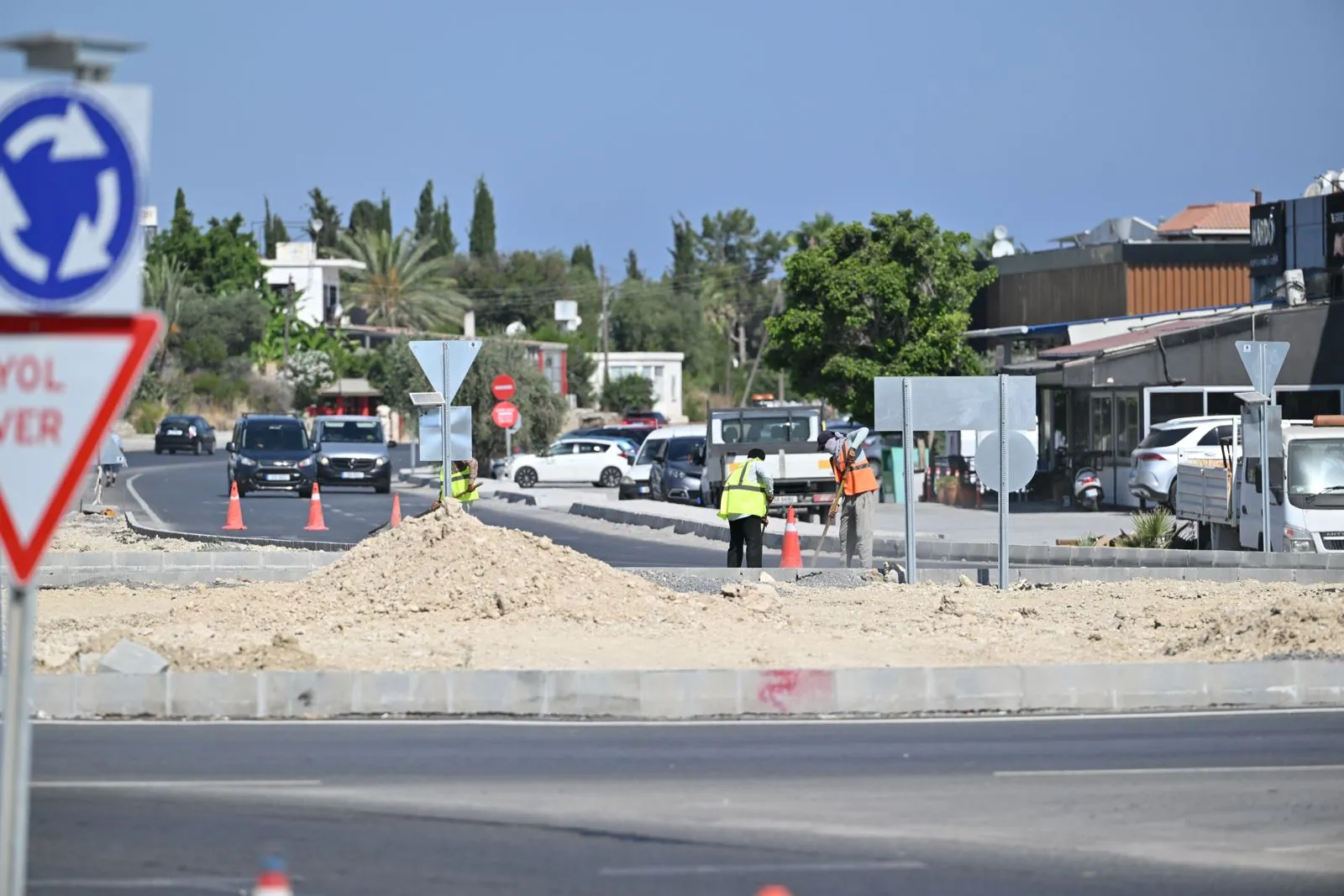 Başbakan Üstel ve Ulaştırma Bakanı Arıklı, Girne-Çatalköy yolunda incelemelerde bulundu
