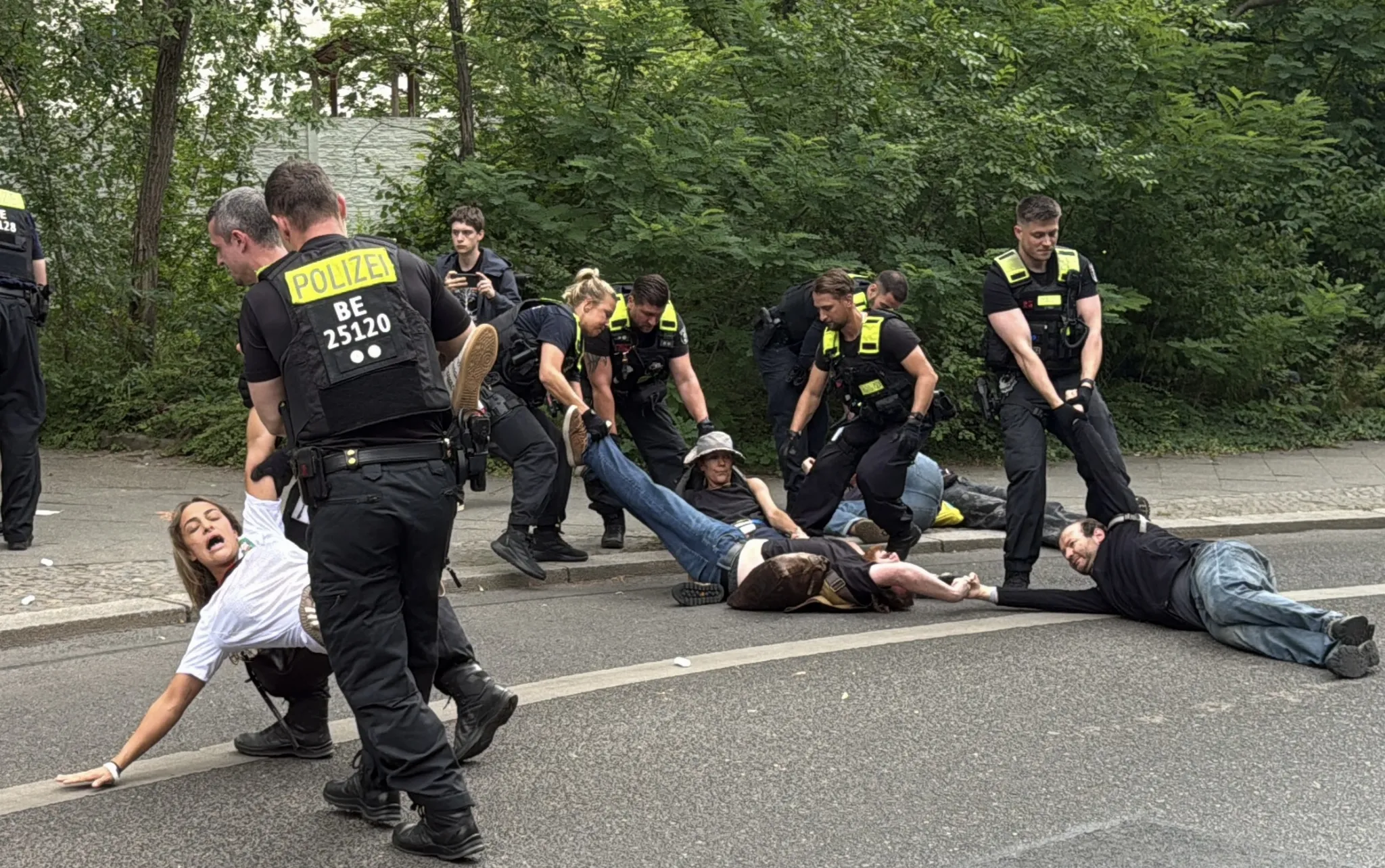 Berlin'de, İsrail'e mühimmat üreten şirketi protesto eden aktivistlere polisten sert müdahale