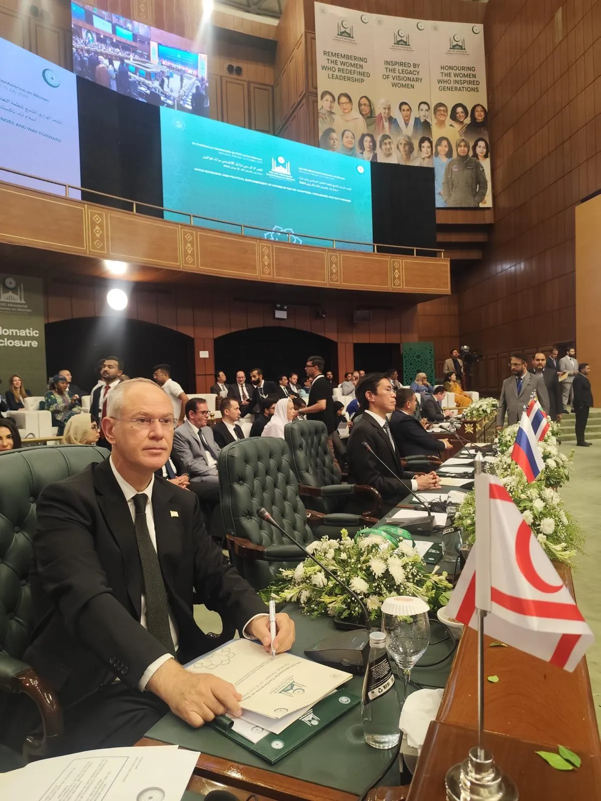 Hasipoğlu, Pakistan'daki Bakanlar Konferansı'nda konuştu: "Kıbrıs Türk kadını ülkenin kalkınmasına yön verdi"