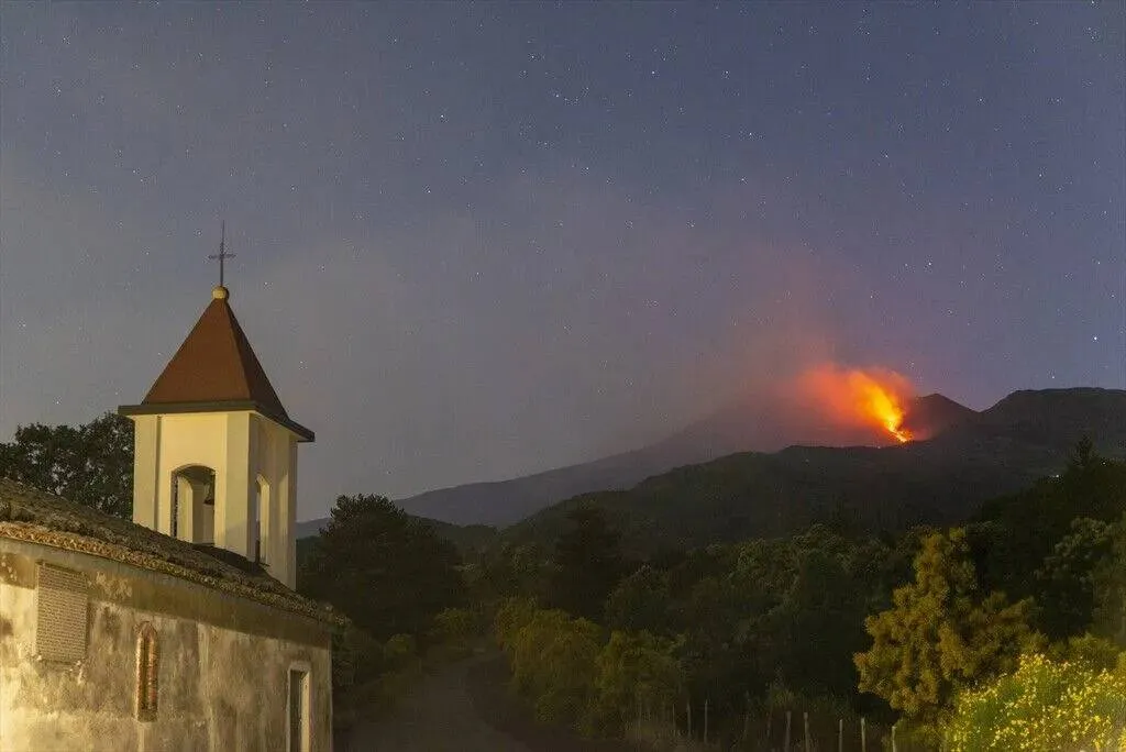 İtalya'da Etna Yanardağı kül ve lav püskürttü