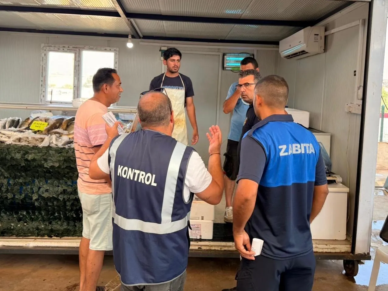 Lefkoşa Merkez Pazarı’nda balık satıcılarına denetim...7 kilo hamisiye el konuldu