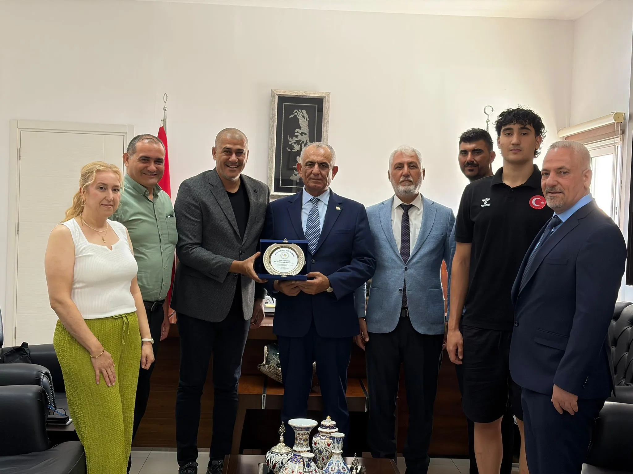 Milli Eğitim Bakanı Çavuşoğlu, Beşiktaş’a transfer olan Akçam’ı kabul etti