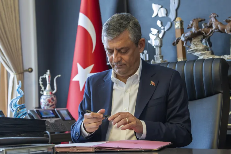 Özgür Özel CHP’den istifa etti: Yeni Parti’nin kuruluş evrakını imzaladı