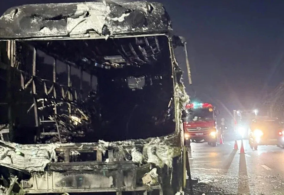 Vietnam'da bariyerlere çarpan yolcu otobüsünde yangın çıktı, 7 kişi öldü, 5 kişi yaralandı